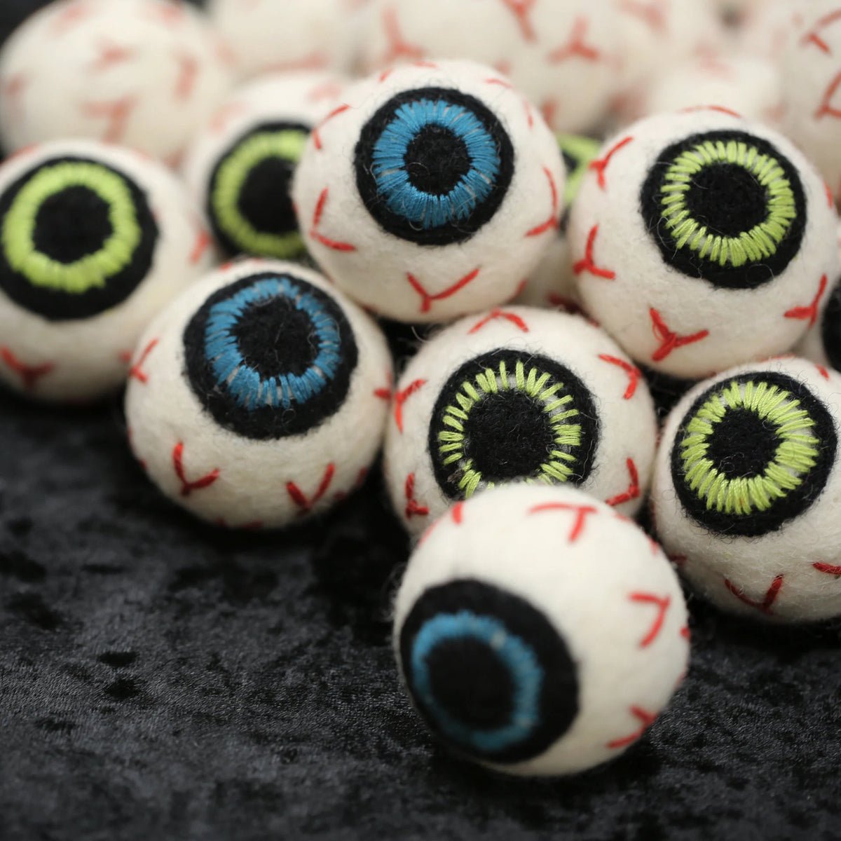 Felt Eyeballs // Halloween Eyeballs // Halloween Felt Shapes // Halloween Felt Eyeballs