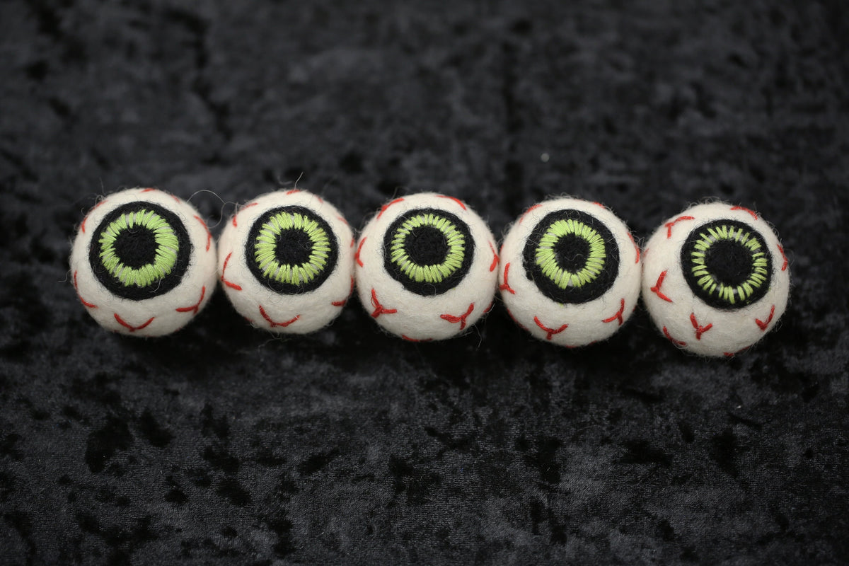 Felt Eyeballs // Halloween Eyeballs // Halloween Felt Shapes // Halloween Felt Eyeballs
